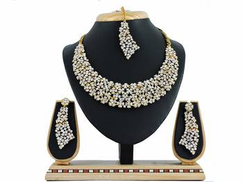 Stone Studded Necklace Set Earrings & Maang Tikka for Women  4