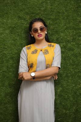 Women Off-White Long Kurti With Yellow Jakcet  4