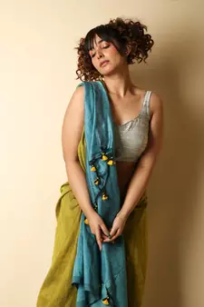 Green woven blended cotton saree with blouse