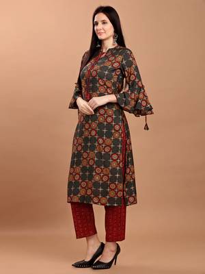 Women Grey Chanderi Silk Printed Straight Kurta with Palazzos 3