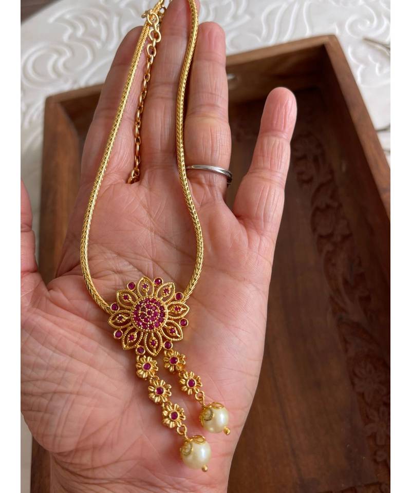 Beautiful Gold Tone Pink Flower Designer Necklace Dj29827