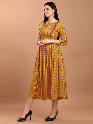 Sajnee Women's Yellow Printed Rayon Flared Kurta 3