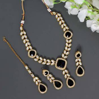 Black necklace-sets 2