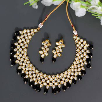 Black necklace-sets 2