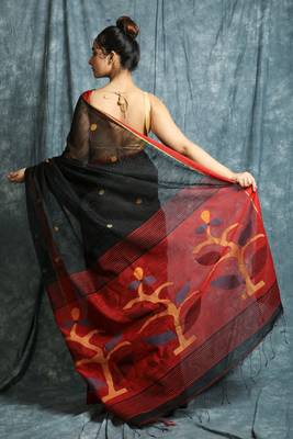 Black woven bengal handloom saree with blouse 3