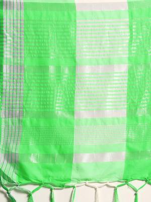 Green woven blended cotton saree with blouse 4