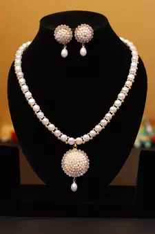 White pearl necklace-sets