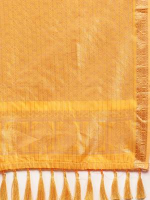 Yellow & Gold-Toned Silk Blend Checked Banarasi Saree 4