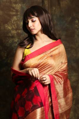 Beige woven matka silk saree with blouse 4
