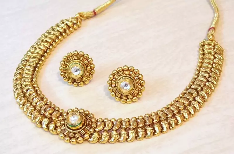 DELICATE ETHNIC KUNDAN NECKLACE SET