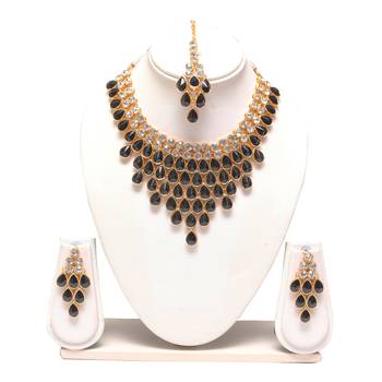 Gold metal necklace set with plain glossy work in Black 1