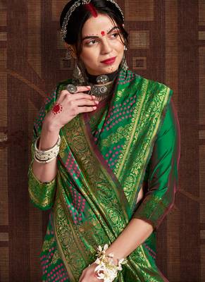 Green woven silk Bandhani saree with blouse 2