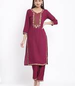 DAAVI Womens Rayon Embroidered Straight Kurta Pant Set (Wine)