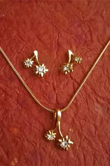 RozMili 18k Gold plated metal pendant set with earrings