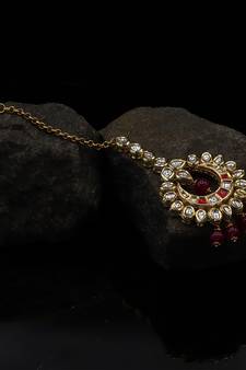 Red kundan maang tikka