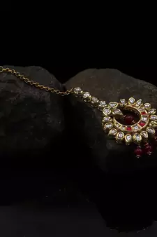 Red kundan maang tikka