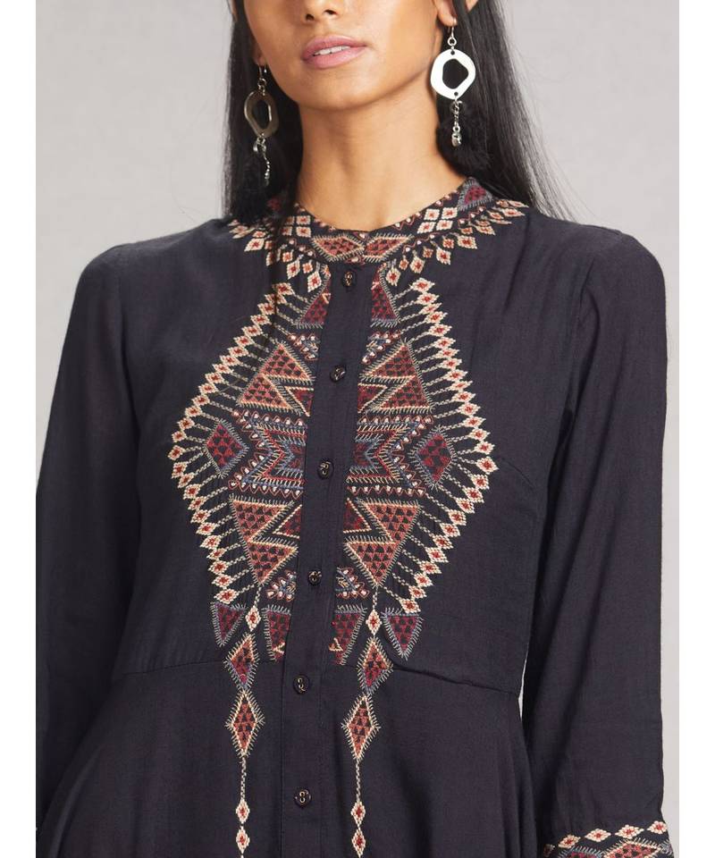 Round Neck 3/4 Sleeve Solid Asymmetrical Kurta With Embroidery