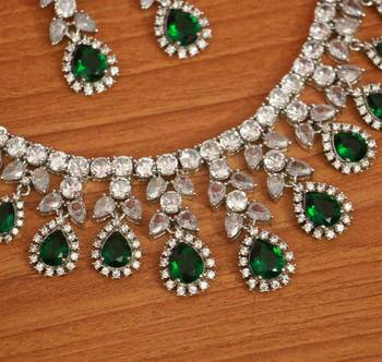 Green necklace-sets 2
