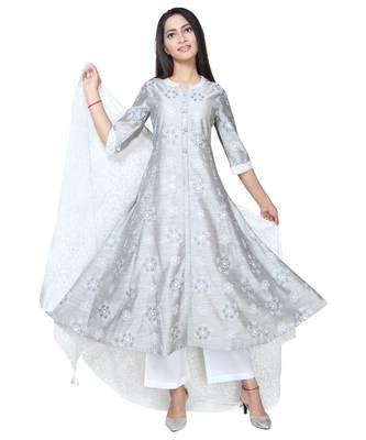 En Vogue Embroidered Flared Kurta Set With Dupatta 3
