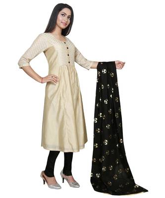 En Vogue Embroidered Flared Kurta Set With Dupatta 2