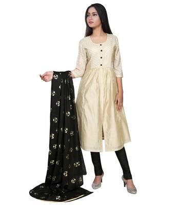 En Vogue Embroidered Flared Kurta Set With Dupatta 3