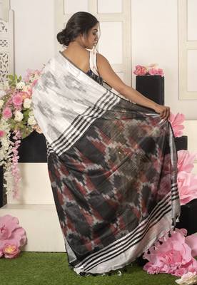 Ivory Ikkat Saree With Red And Blackpallu 2