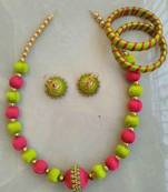 Green collar-necklace
