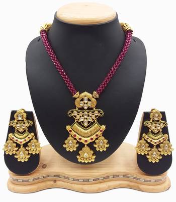 Maroon kundan studded & pearl necklaces 1