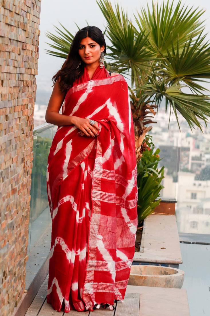 Red and white leheriya tie dye slub cotton saree with zari border along with blouse