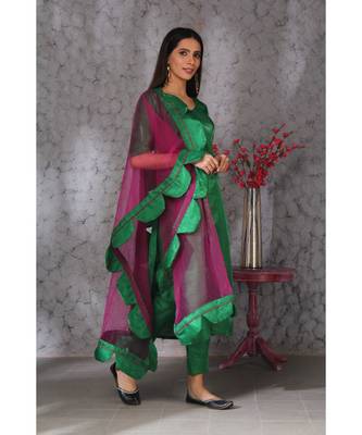 Green  art silk kurta set paired with scalloup duppatta 1