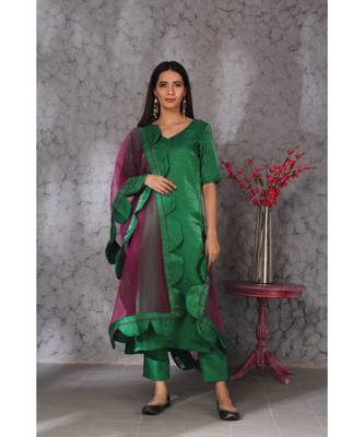 Green  art silk kurta set paired with scalloup duppatta 2