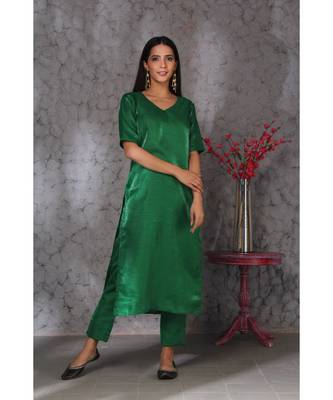 Green  art silk kurta set paired with scalloup duppatta 3