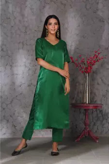 Green  art silk kurta set paired with scalloup duppatta