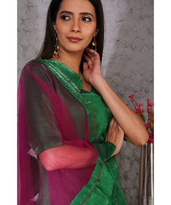 Green  art silk kurta set paired with scalloup duppatta 4
