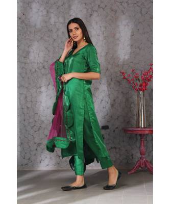 Green  art silk kurta set paired with scalloup duppatta 5