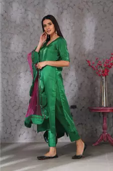 Green  art silk kurta set paired with scalloup duppatta