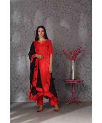 Red art silk kurta set paired with scalloup duppatta 2