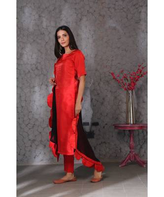 Red art silk kurta set paired with scalloup duppatta 4