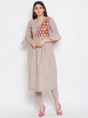 Women Embroidered Kurta Pant Set 1