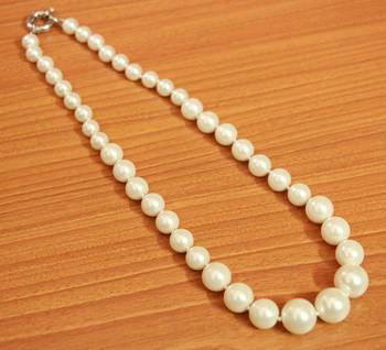 White pearl necklaces 1