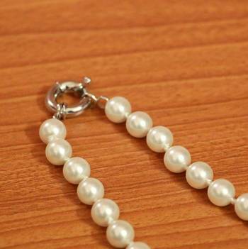 White pearl necklaces 2