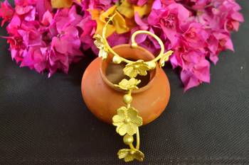  Designer golden Studs earrings 3