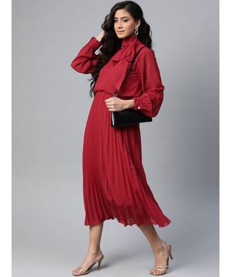 Maroon Neck Tie-Up Pleated Dress 4