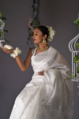 White woven banarasi silk saree with blouse 4