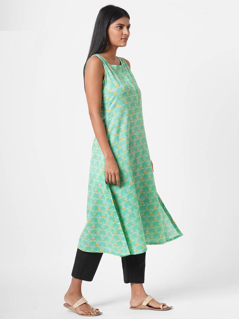Flex print sleeveless kurta.