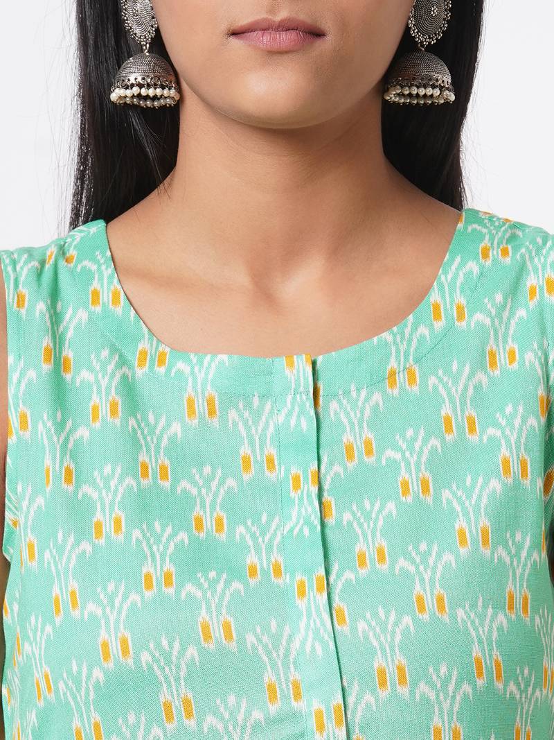 Flex print sleeveless kurta.