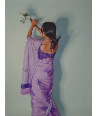 VASTRANAND Lavender Floral Printed Pure Silk Saree 8