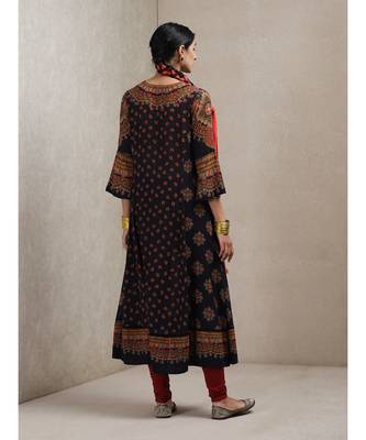 Round Neck 3/4 Sleeve Long Printed Kurta With Legging And Dupatta 4