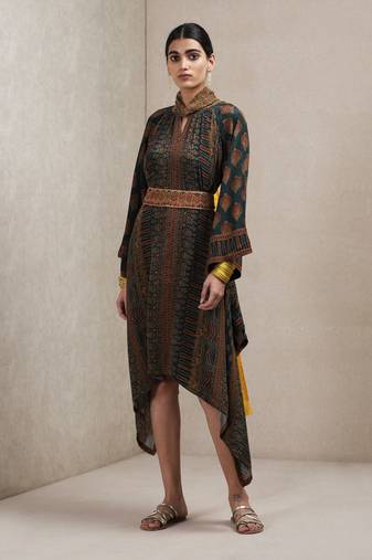Asymmetric Kurta With Twisted Collar