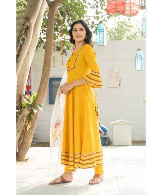 Dandelion Yellow Kurta Set with Floral Hand Paint Organza Dupatta 3